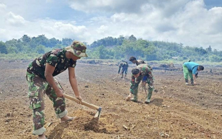 Buka lahan pertanian baru di lokasi TMMD Kampung Melati Jaya, Kabupaten Berau, Kamis (28/9)