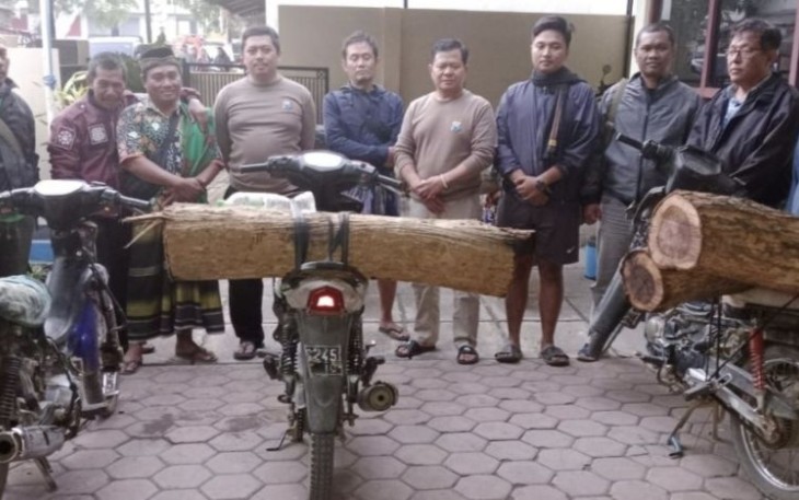 Pelaku ilegal logging beserta barang bukti saat diamankan polisi, Jum'at (29/9)