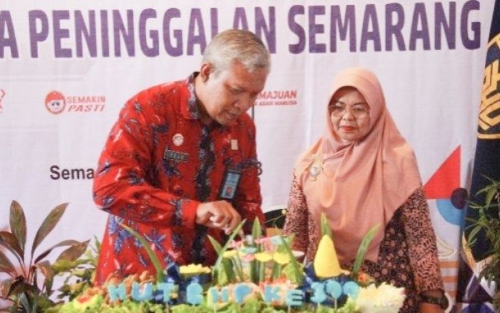 Kakanwil Kumham Jateng Tejo Harwanto saat pemotongan tumpeng di HUT BHP ke - 399