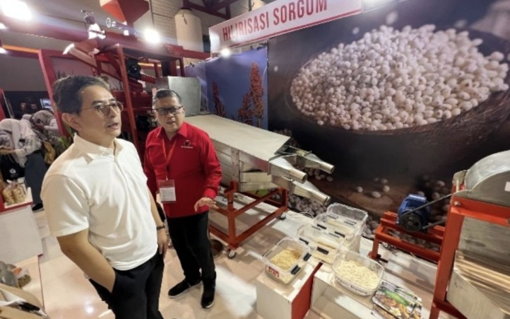 Hasto Kristiyanto bersama Ketua TPN Arsjad Rasjid saat mengunjungi stan sorgum di JIExpo Kemayoran, Jakarta, Minggu (1/10)