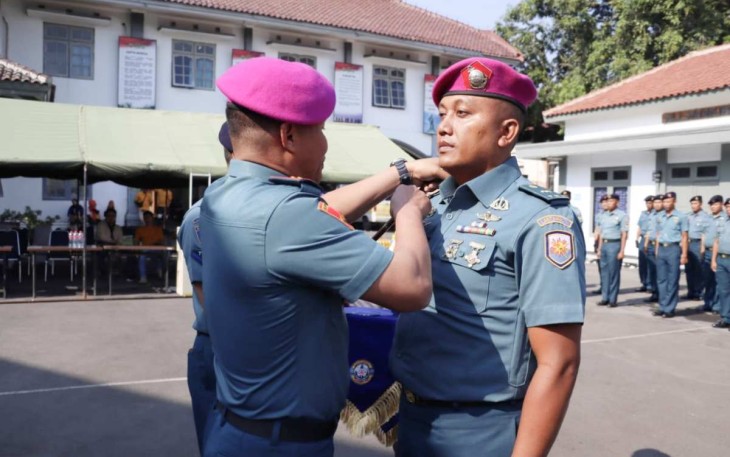 Danlanal Tegal Letkol Mar Moch Chanan Asfihani saat menyematkan kenaikan pangkat prajuritnya, Senin (2/10)