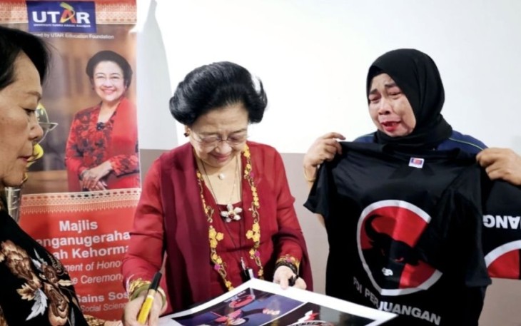 Megawati Soekarnoputri saat memberikan tanda tangan simpatisan PDIP di Malaysia 
