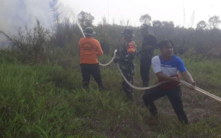 Pemadaman kebakaran lahan gambut di wilayah desa binaan, Jum'at (6/10)