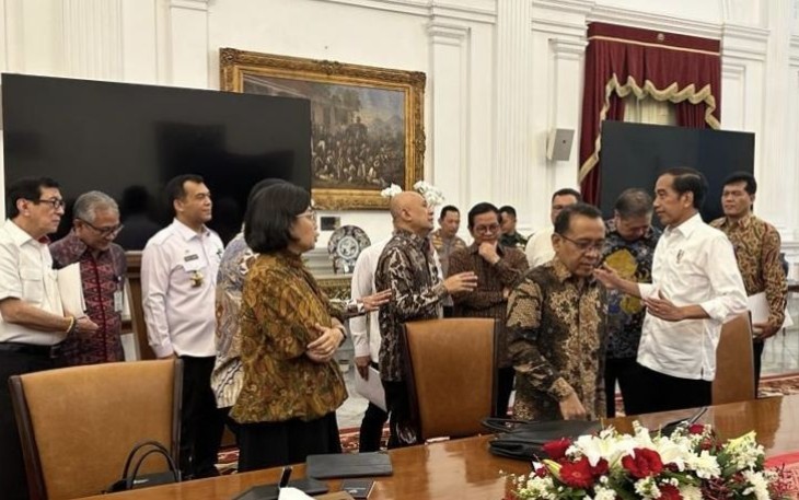 MenkopUKM Teten Masduki saat berdialog bersama Presiden Joko Widodo usai rapat terbatas di Jakarta, Jum'at (6/10)