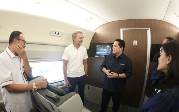 Ketum PSSI Erick Thohir saat bersama FIFA Team Project Venue Management Christian Schmoelzer dan Venue Manager FIFA Sunny Kohli saat menaiki kereta cepat Whoosh di stasiun Halim Jakarta, Senin (9/10)
