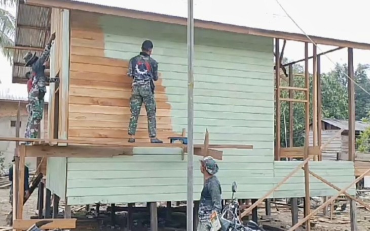 Pengecatan dan pemasangan dinding papan RTLH TMMD ke 118 Kodim Berau, Senin (9/10)
