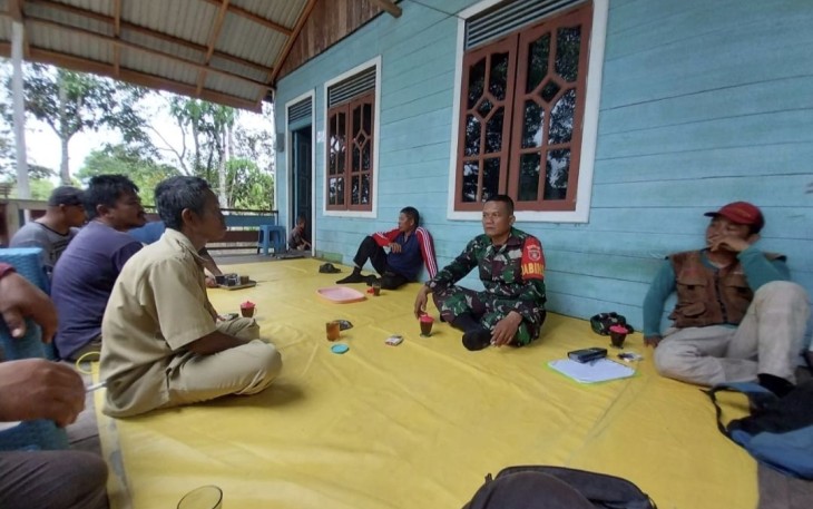 Ngopi bareng bersama warga di lokasi TMMD 