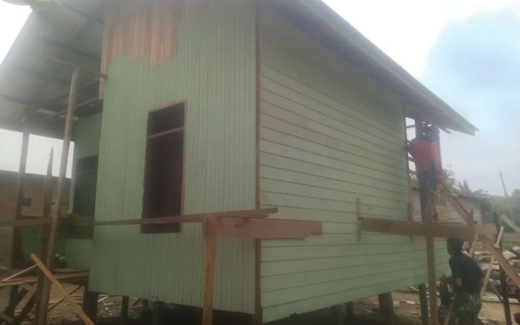 Pengecatan rumah RTLH TMMD ke 118 Kodim 0902/Berau