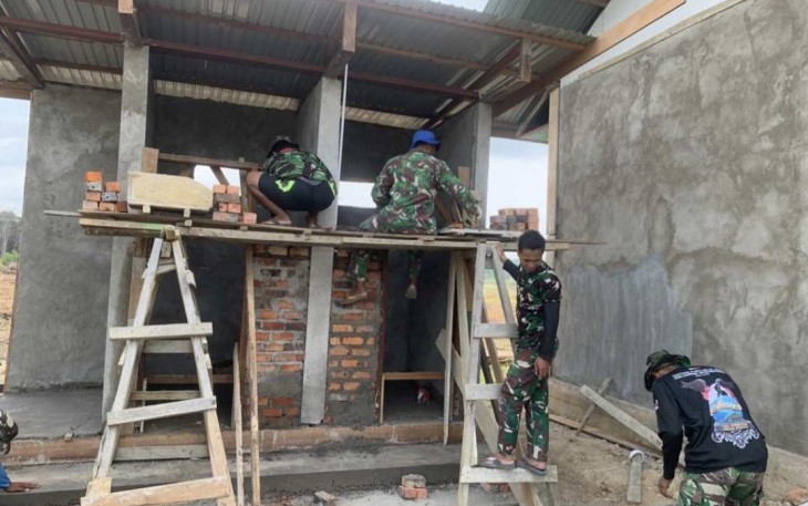 Pembangunan MCK warga di lokasi TMMD 