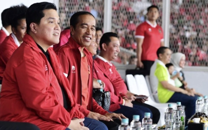 Presiden Joko Widodo menyaksikan pertandingan tim nasional sepak bola Indonesia yang berhasil mengalahkan Brunei Darussalam 6-0 dalam laga Kualifikasi Piala Dunia 2026 di Stadion Utama Gelora Bung Karno, Jakarta, pada Kamis malam, 12 Oktober 2023