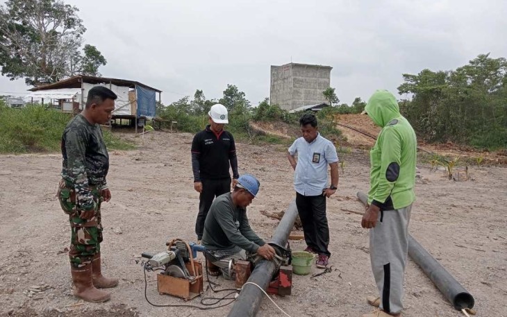 Pemasangan Pipa PDAM di Lokasi TMMD 