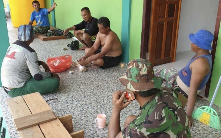 Senda gurau di sela istirahat satgas TMMD 