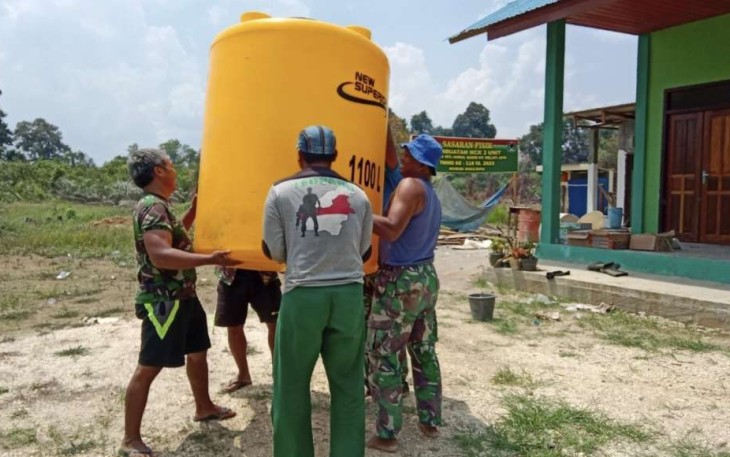 Gotong royong angkat tandon air di lokasi TMMD 