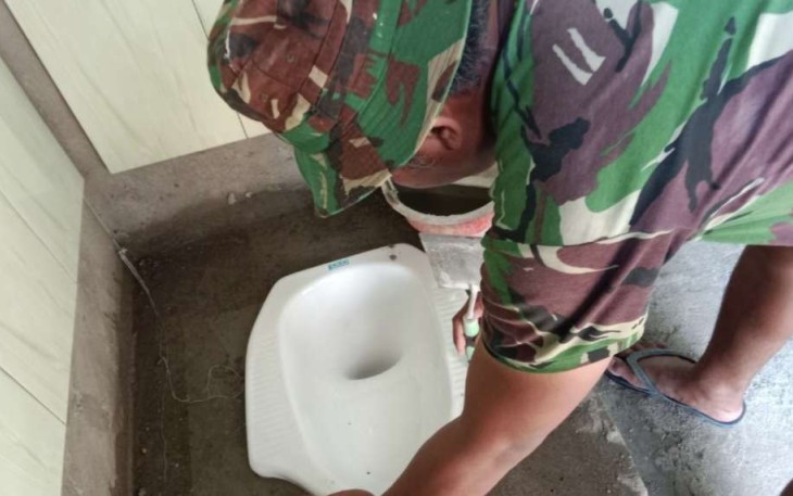 Pemasangan kloset duduk MCK di lokasi TMMD 