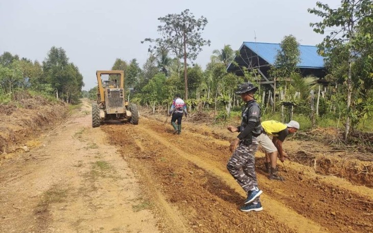 Peningkatan badan jalan lokasi TMMD 