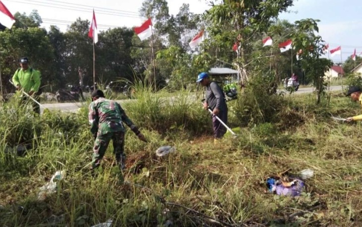 Gotong royong pembersihan lingkungan di wilayah desa binaan 