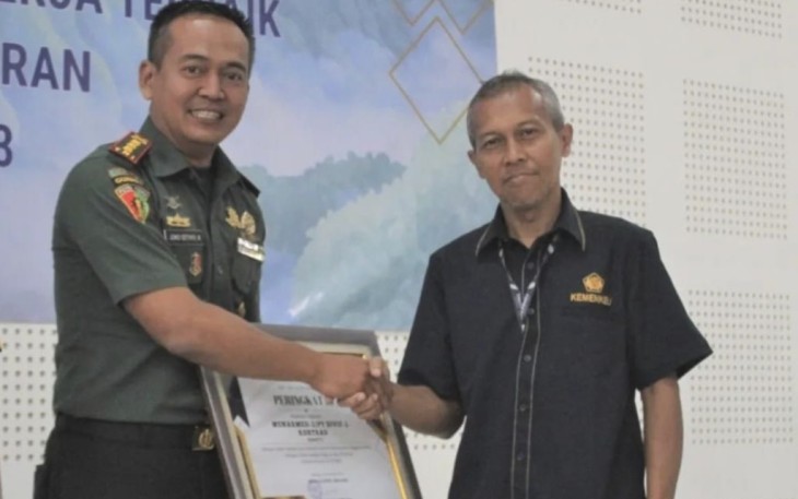 Danmenarmed 2 Kostrad Kolonel Arm Joko Setiyo Kurniawan saat menerima penghargaan dari KPPN Malang, Rabu (18/10) 
