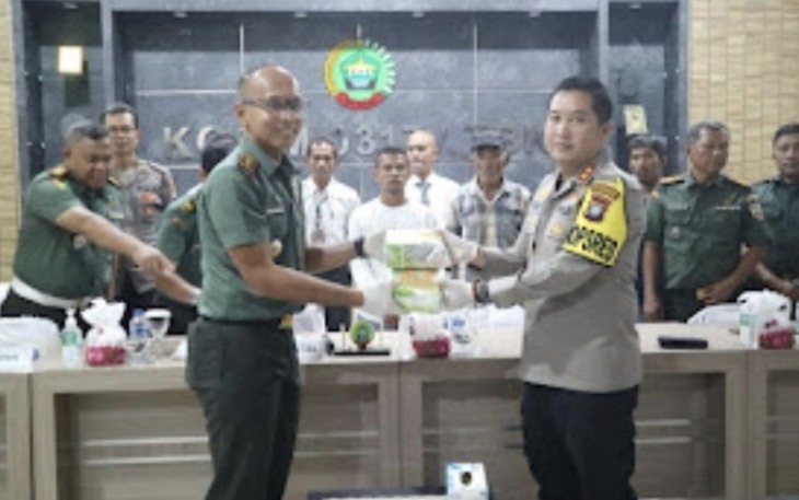 Dandim 0317/TBK Letkol Inf Budi Damanik saat menyerahkan barang bukti 2 Kg Sabu