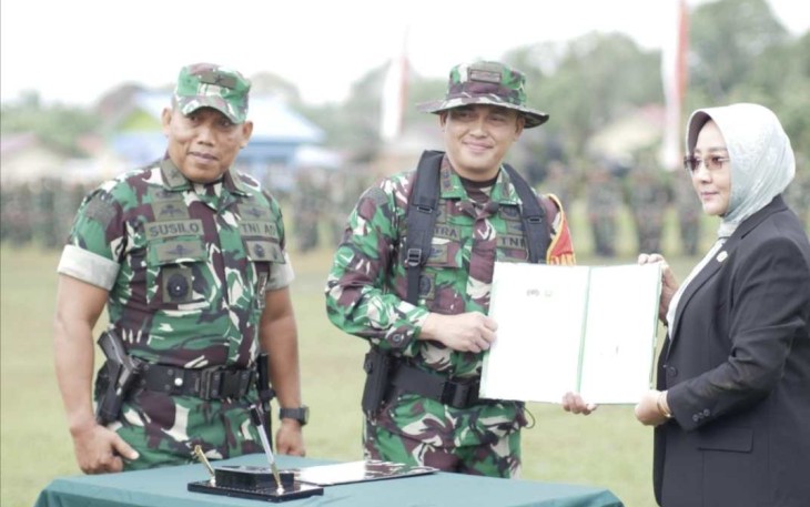 Kasdam VI/Mulawarman Brigjen TNI Susilo menyaksikan serah terima hasil TMMD ke 118 ke Bupati Berau, Kamis (19/10)