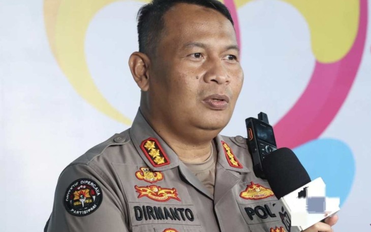 Kabid Humas Polda Jatim Kombes Dirmanto saat memberikan keterangan pers 