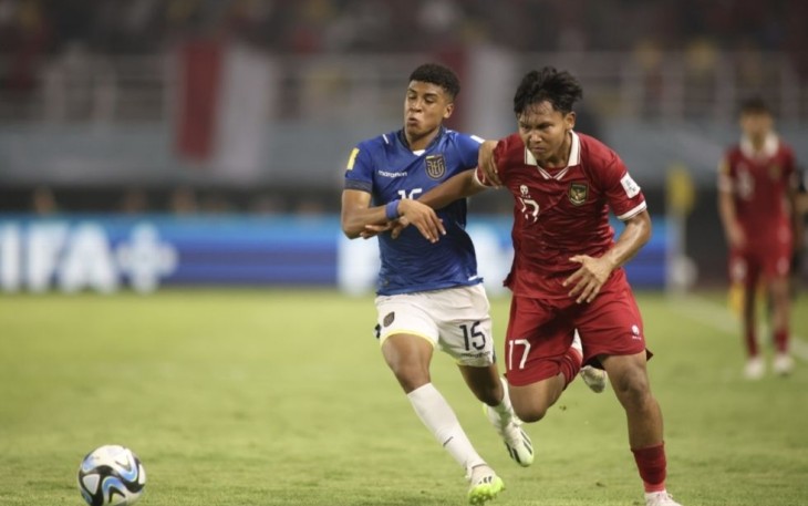 Garuda muda saat pertandingan perdana melawan Ekuador di stadion Gelora Bung Tomo Surabaya, Jum'at (10/11)