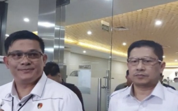 Direktur Reserse Kriminal Khusus (Dirreskrimsus) Polda Metro Jaya Kombes Pol. Ade Safri Simanjuntak (kiri) didampingi Wakil Direktur Tindak Pidana Korupsi Bareskrim Polri Kombes Pol. Arief Adiharsa di Jakarta, Kamis (16/11)