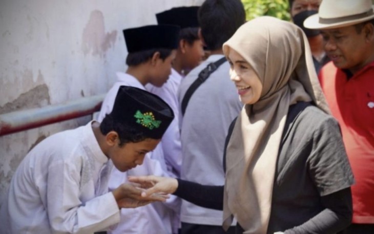 Siti Atikoh disambut santri ponpes PPNQ Ponorogo, Senin (18/12)