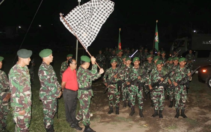 Kapendam IX/Udayana Kolonel Inf Agung Udayana saat melepas Peleton Yudha Wastu Pramuka di lapangan desa Panji, Senin (18/12)