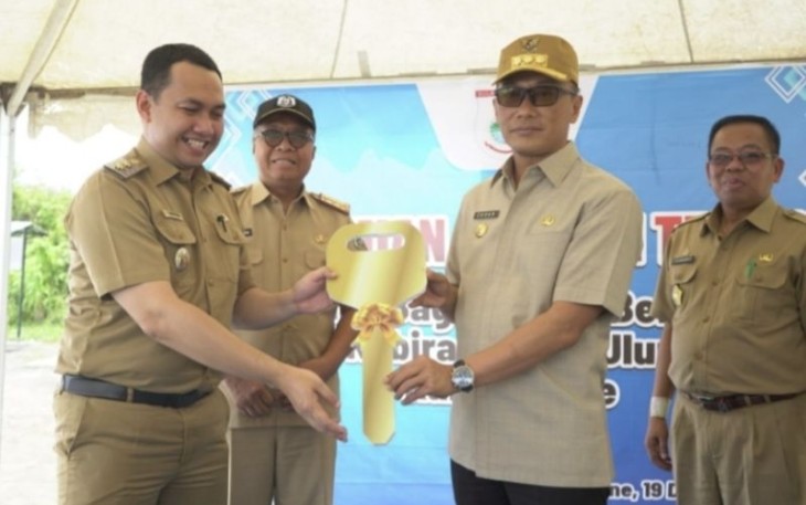 Pj Gubernur Sulbar Prof Zudan Arif Fakrulloh saat menyerahkan secara simbolis bantuan huntap bagi korban gempa
