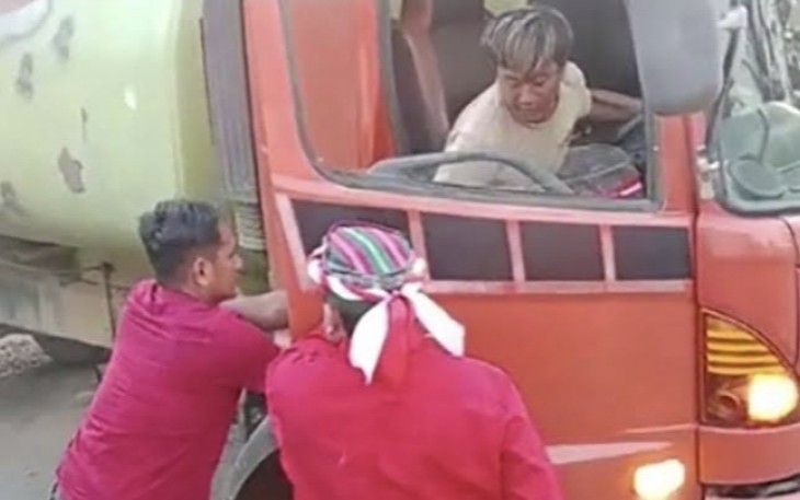 Rekaman vidio ajudan Bupati Kubar saat menarik turun supir truk CPO