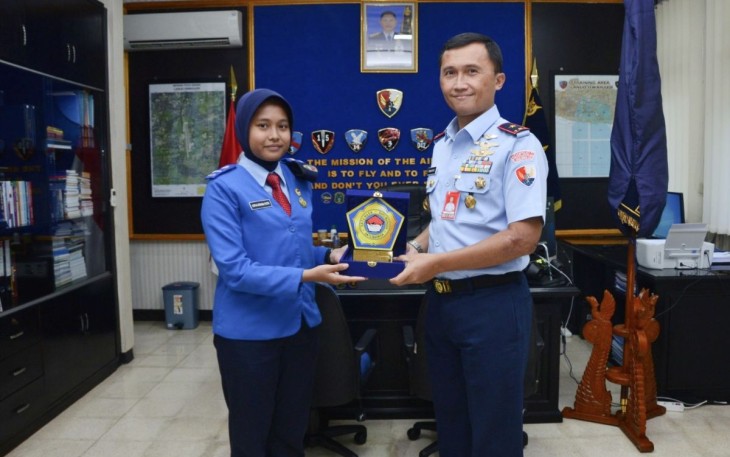 Danlanud Iswahjudi Marsma TNI Firman Dwi Cahyono, M.A., saat foto bersama siswi SMA Taruna Nusantara diruang kerjanya, Madiun, Kamis (28/12)