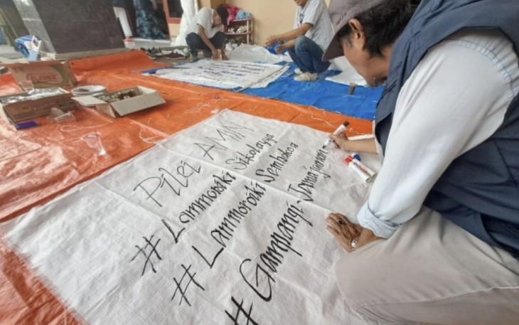 Spanduk Rakyat Berbahan Karung