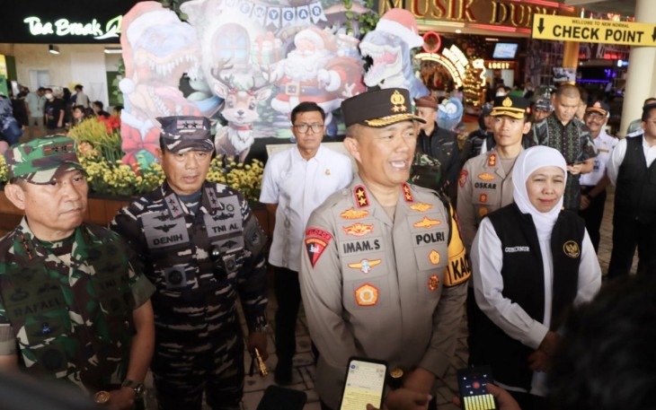 Kapolda Jatim Irjen Pol Imam Sugianto memberikan keterangan pers usai tinjau objek wisata liburan Nataru di Surabaya, Sabtu (30/12)