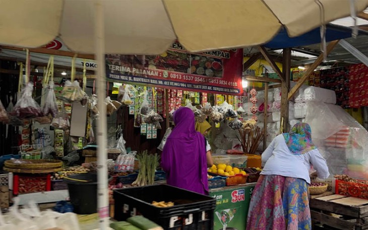 Interaksi antara pengunjung dan pedagang (Foto : Tsavirha Almara)