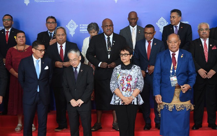 Menteri Luar Negeri RI Retno Marsudi (baris pertama kedua kanan) didampingi (dari kiri) Menteri Pariwisata dan Ekonomi Kreatif RI Sandiaga Uno, Kepala Perwakilan UNDP Indonesia Norimasa Shimomura, Wakil Perdana Menteri Tonga Samiu Kuita Vaipulu bersiap untuk berfoto bersama dengan menteri, duta besar dan perwakilan negara peserta saat Pertemuan ke-5 Tingkat Menteri AIS Forum di Nusa Dua, Bali, Selasa (10102023). ANTARA FOTOMedia Center KTT AIS Forum 2023Akbar Nugroho Gumaypras.