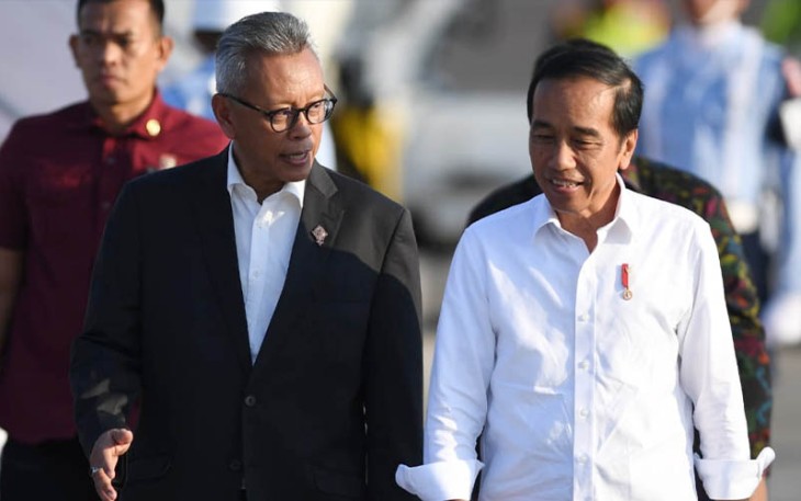 Presiden Joko Widodo (kanan) disambut Dirjen Protokol dan Konsuler Kementerian Luar Negeri Andy Rachmianto (kiri) setibanya di Bandara Internasional I Gusti Ngurah Rai, Badung, Bali, Selasa (10/10/2023). Presiden Joko Widodo tiba di Bali untuk menghadiri Konferensi Tingkat Tinggi (KTT) Archipelagic and Island States (AIS) Forum di Nusa Dua, Bali. Media Center KTT AIS Forum 2023/Fikri Yusuf/pras.
