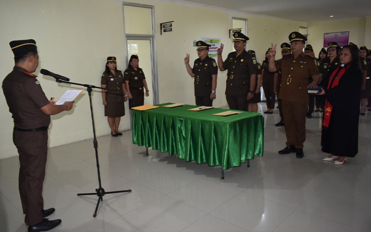 Kajari Bitung Fauzal SH., MH saat melantik dan mengambil sumpah tiga pejabat utama kejaksaan Negeri Bitung.