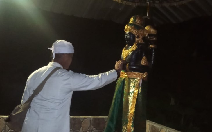 Klikwarta.com melakukan penelusuran eksistensi Pura tersebut bersama Romo Mangku Irwai, Romo Bawon dan Romo Mangku Arifin di rumah kediamannya, Senin (12062023).
