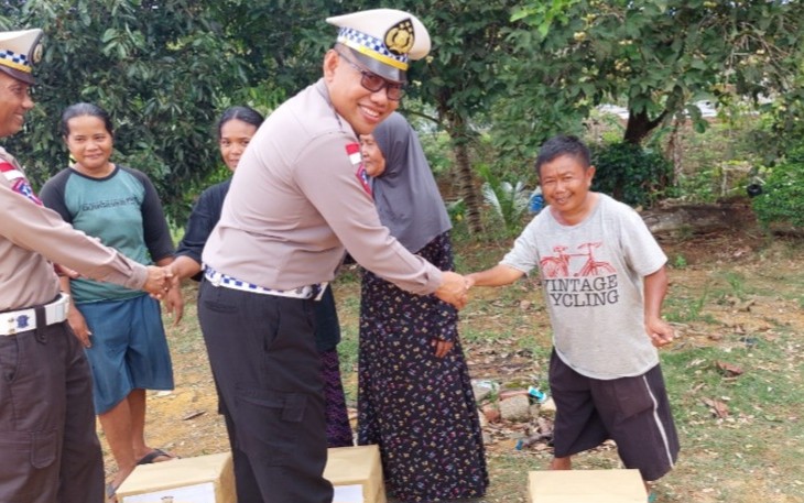 Kapolres Bintan saat Berikan Paket Bahan Pokok Penting (Bapokting) Selama Bulan Suci Ramadhan