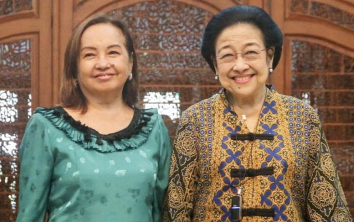 Hj. Megawati Soekarnoputri saat menerima kunjungan mantan Presiden Filipina Gloria Macapagal Arroyo di kediaman Megawati di Jalan Teuku Umar, Jakarta Pusat, Jumat (15/9).