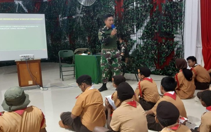 Pasiter Kodim 1710/Mimika saat Bekali Materi Wasbang kepada Peserta Persami