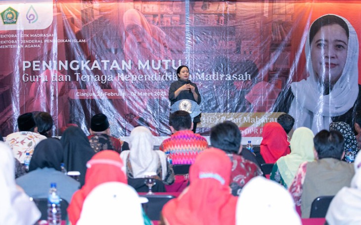 Ketua DPR RI Puan Maharani saat Salurkan Bantuan ke Madrasah Terdampak Gempa Cianjur.