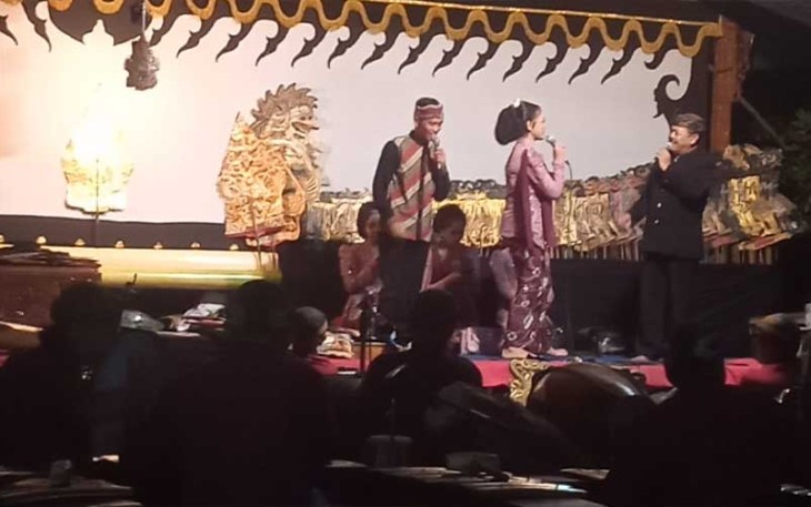  Wayang kulit semalam suntuk menjadi tradisi tahunan, sekaligus hiburan warga tepat di hari pasaran kamis pahing malam jumat pon, kamis (11/05/2023).