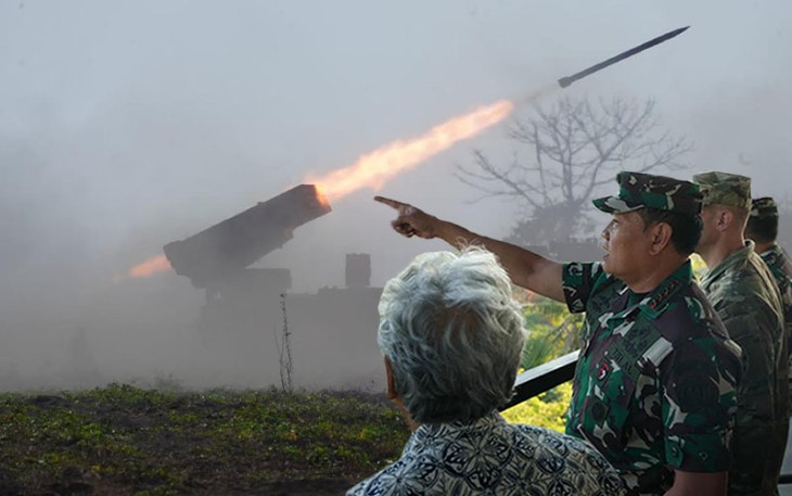 Panglima TNI Laksamana TNI Yudo Margono didampingi oleh seluruh Kepala Staf Angkatan hadir menyaksikan secara langsung aksi memukau pasukan multi nasional dalam sesi latihan puncak Serbuan Amfibi dari menara tinjau.