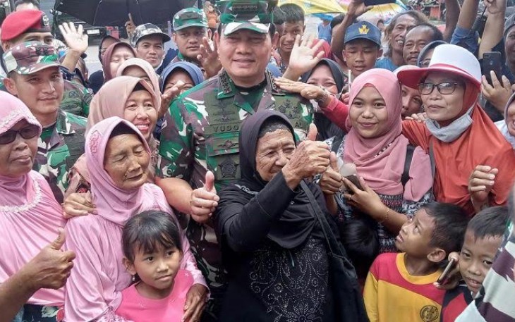 Panglima TNI Laksamana TNI Yudo Margono, S.E., M.M., saat bersama masyarakat.