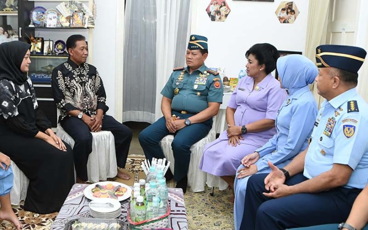 Panglima TNI saat Takziah ke Kediaman Empat Pajurit Terbaik TNI AU yang Gugur Kecelakaan Super Tucano