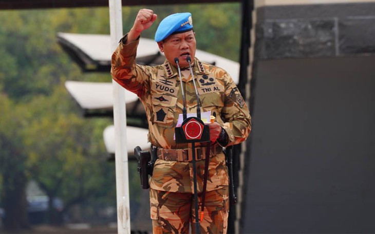 Panglima TNI Laksamana TNI Yudo Margono, S.E., M.M., saat melepas keberangkatan 215 Prajurit TNI di Stadion Tridek Mabes TNI, Cilangkap, Jakarta Timur. Senin (6/11/2023).