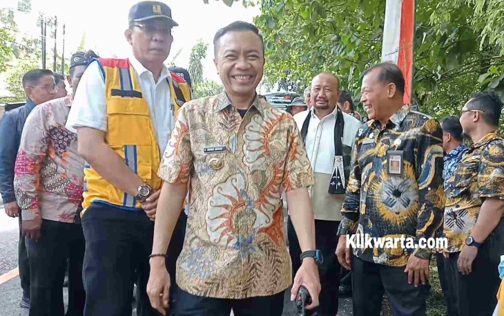 Plh Bupati Blitar Rahmat Santoso Mendampingi Anggota Komisi 5 DPR RI dan Kementerian PUPR Tinjau Lokasi Dibangunnya Jembatan Kali Legi di Kecamatan Selorejo. (Foto : Faisal NR / Klikwarta.com)