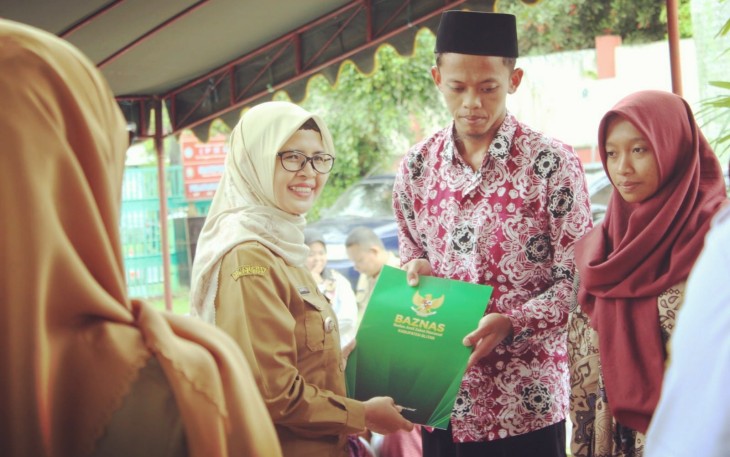 Bupati Blitar Rini Syarifah Serahkan Bantuan dari Baznas Kabupaten Blitar kepada Warga Kecamatan Selorejo