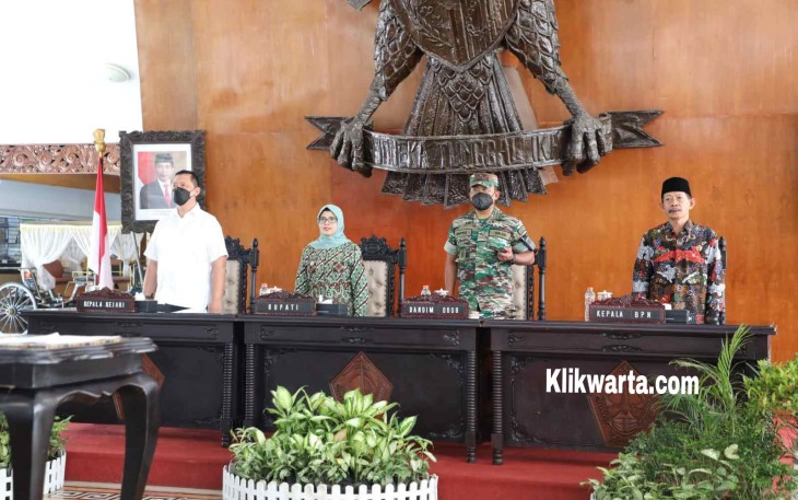 Bupati Blitar Rini Syarifah Didampingi Forkopimda Saat Hadiri Pelantikan Panitia Satgas Yuridis dan Satgas Fisik Kabupaten Blitar Tahun 2023. (Foto : Faisal NR/Klikwarta.com)